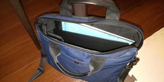会社用ショルダーバッグにもすっぽり入る